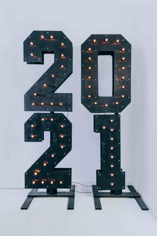 Чёрные деревянные цифры 2021 с лампочками от Family Lights