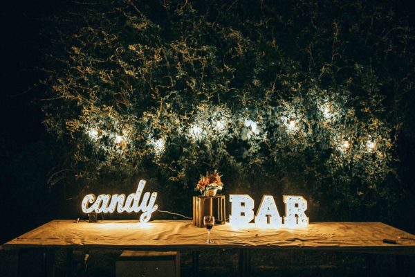 Декор стола буквами candy BAR с лампочками от Family Lights