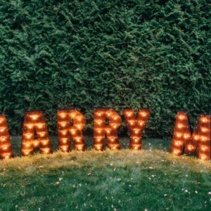 Буквы с лампочками Marry Me для предложения – декор от Family Lights