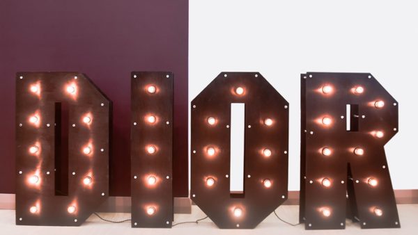 Буквы с лампочками DIOR от семейной мастерской Family Lights