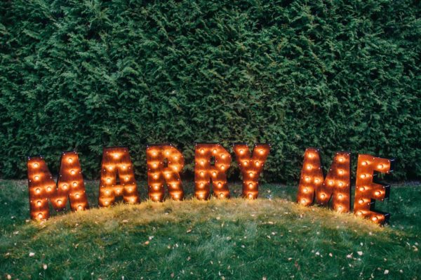 Буквы с лампочками Marry Me для предложения – декор от Family Lights
