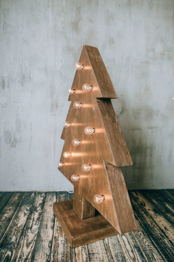 Новогодняя ель в стиле box с лампочками – декор от семейной мастерской Family Lights