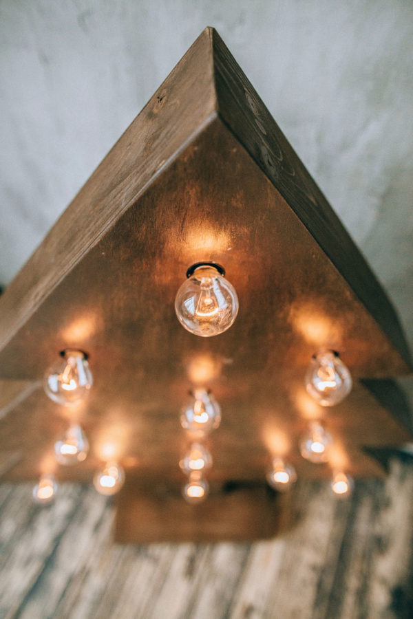 Новогодняя ель с лампочками – декор от семейной мастерской Family Lights